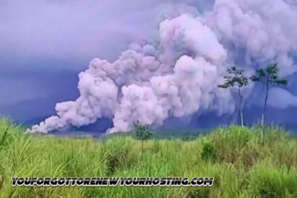 Breaking News: Gunung Semeru Naik Status jadi Awas Level IV, Warga Mengungsi