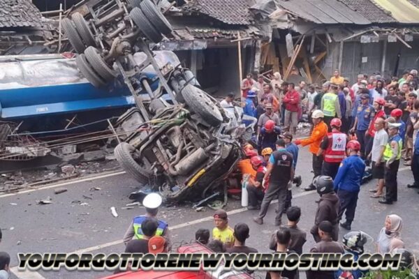 Ngeri! Kecelakaan Beruntun di Purworejo, Truk Solar Tabrak 2 Mobil dan Kios