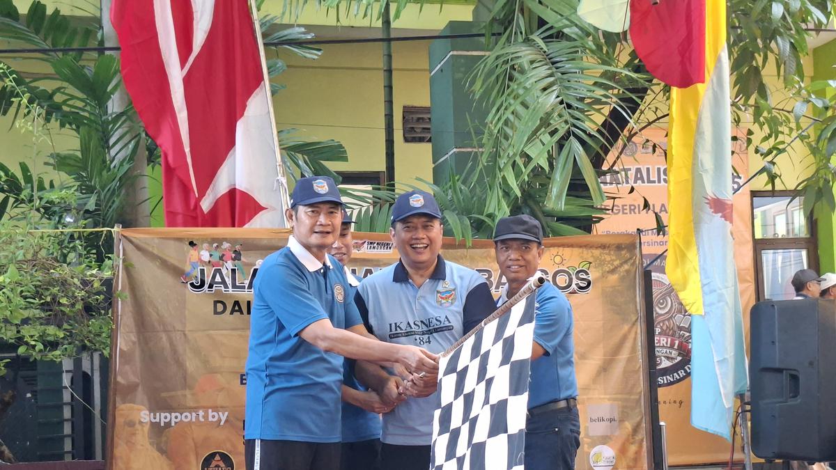 SMPN 1 Lamongan Rayakan HUT ke-75 dengan Jalan Sehat dan Baksos