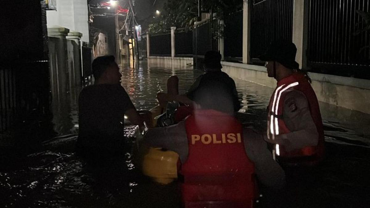 46 RT di Jakarta Timur Terendam Banjir, 696 Warga Mengungsi